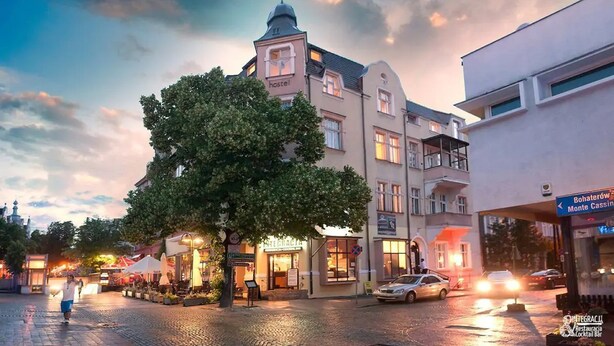 Et hostel med et tårn, en restaurant og en bar.