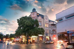 A hostel with a tower, a restaurant, and a bar. - Central Sopot (Sopot)