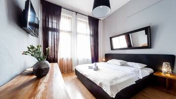 Habitación doble, balcón (108 First Floor, Street View) | Edredones de plumas, tabla de planchar con plancha, wifi gratis