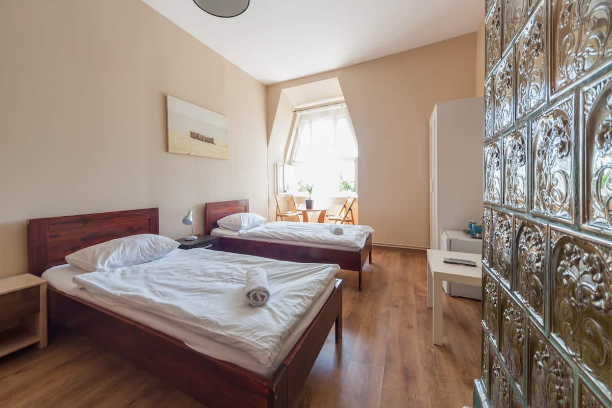 Chambre Économique avec lits jumeaux, salle de bains commune (303 Third Floor, Street View)