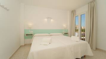 Appartement, 1 slaapkamer, balkon, uitzicht op zee | 1 slaapkamer, een bureau, verduisterende gordijnen