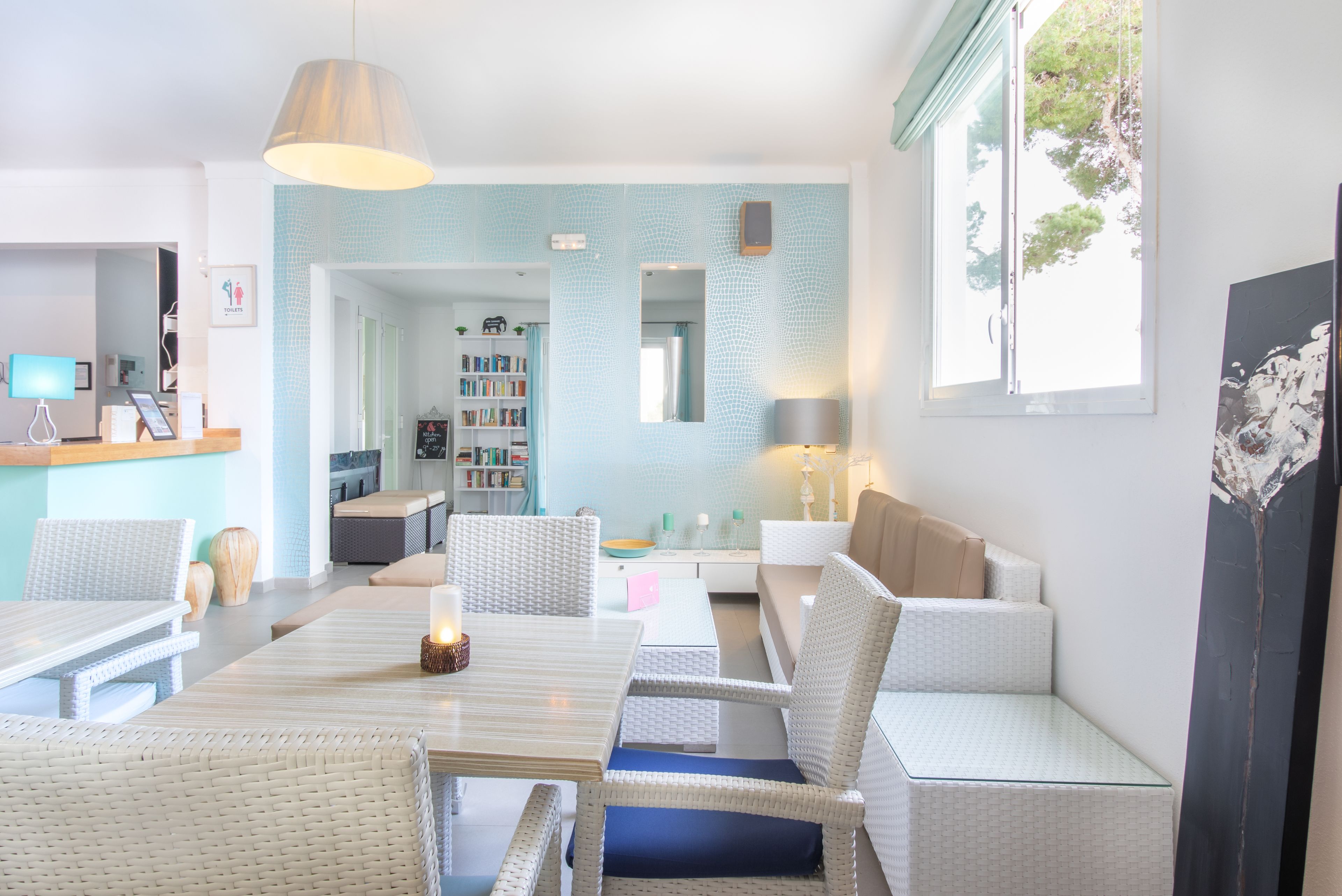 serves breakfast, lunch and dinner