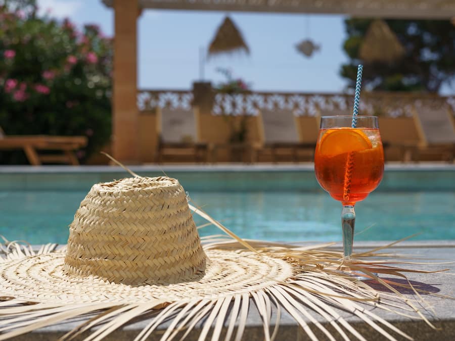 Kauden mukainen ulkouima-allas, aurinkotuoleja