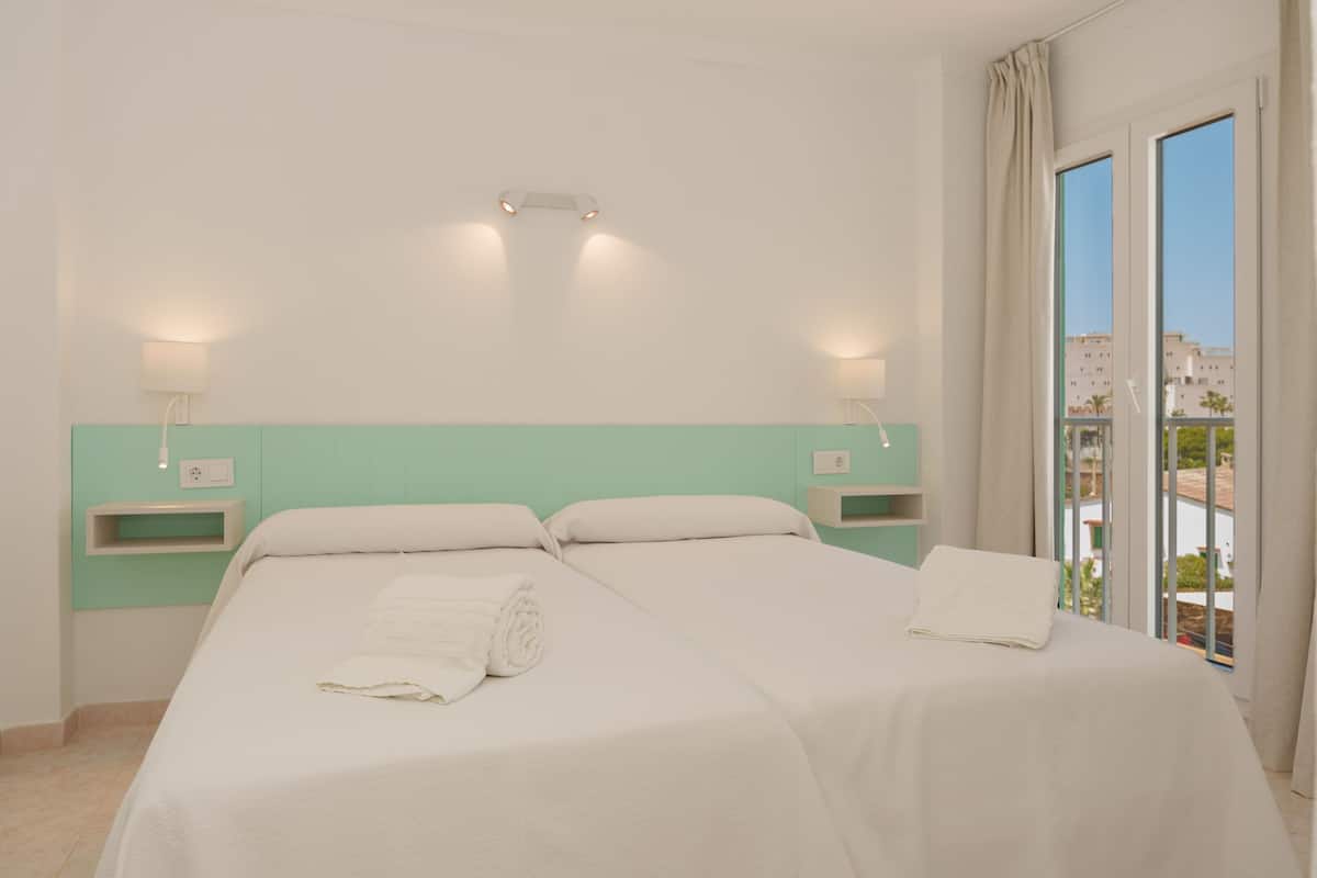 Apartemen, 1 kamar tidur, balkon, pemandangan laut | 1 kamar tidur, meja kerja, tirai kedap cahaya, dan setrika/meja setrika