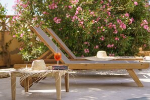 Una piscina al aire libre de temporada, sillones reclinables de piscina