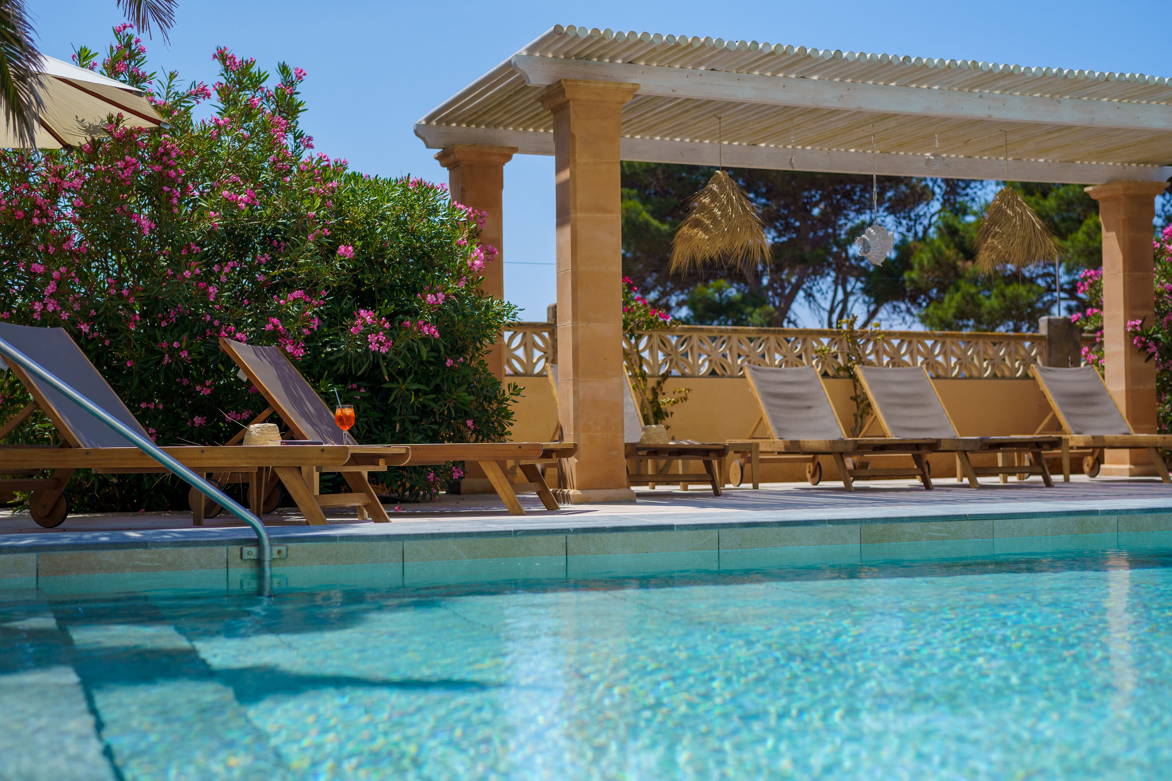 seasonal outdoor pool, pool loungers