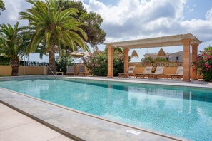 Seasonal outdoor pool, sun loungers - Apartamentos Andreas (Ses Salines)