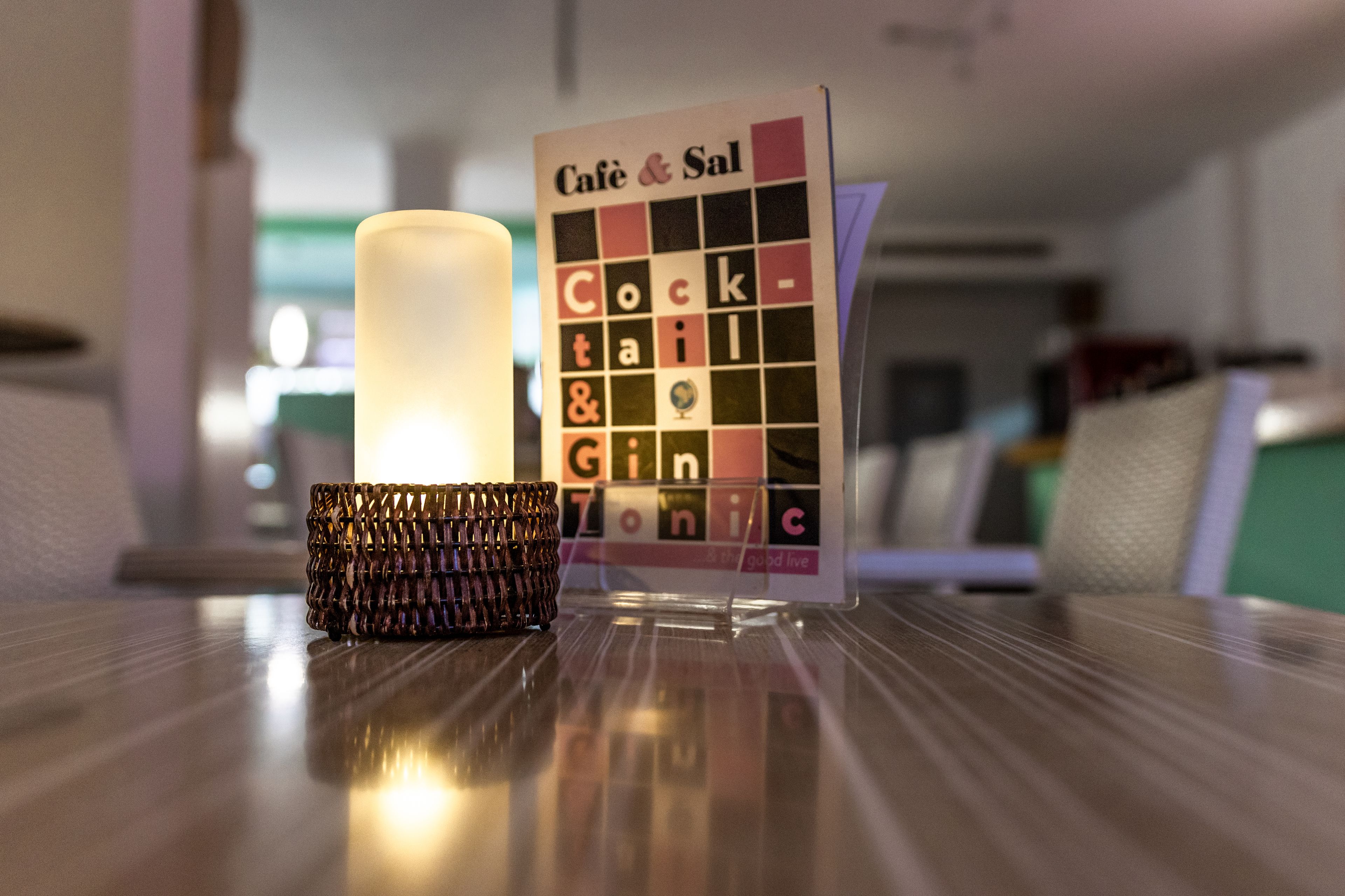 serves breakfast, lunch and dinner