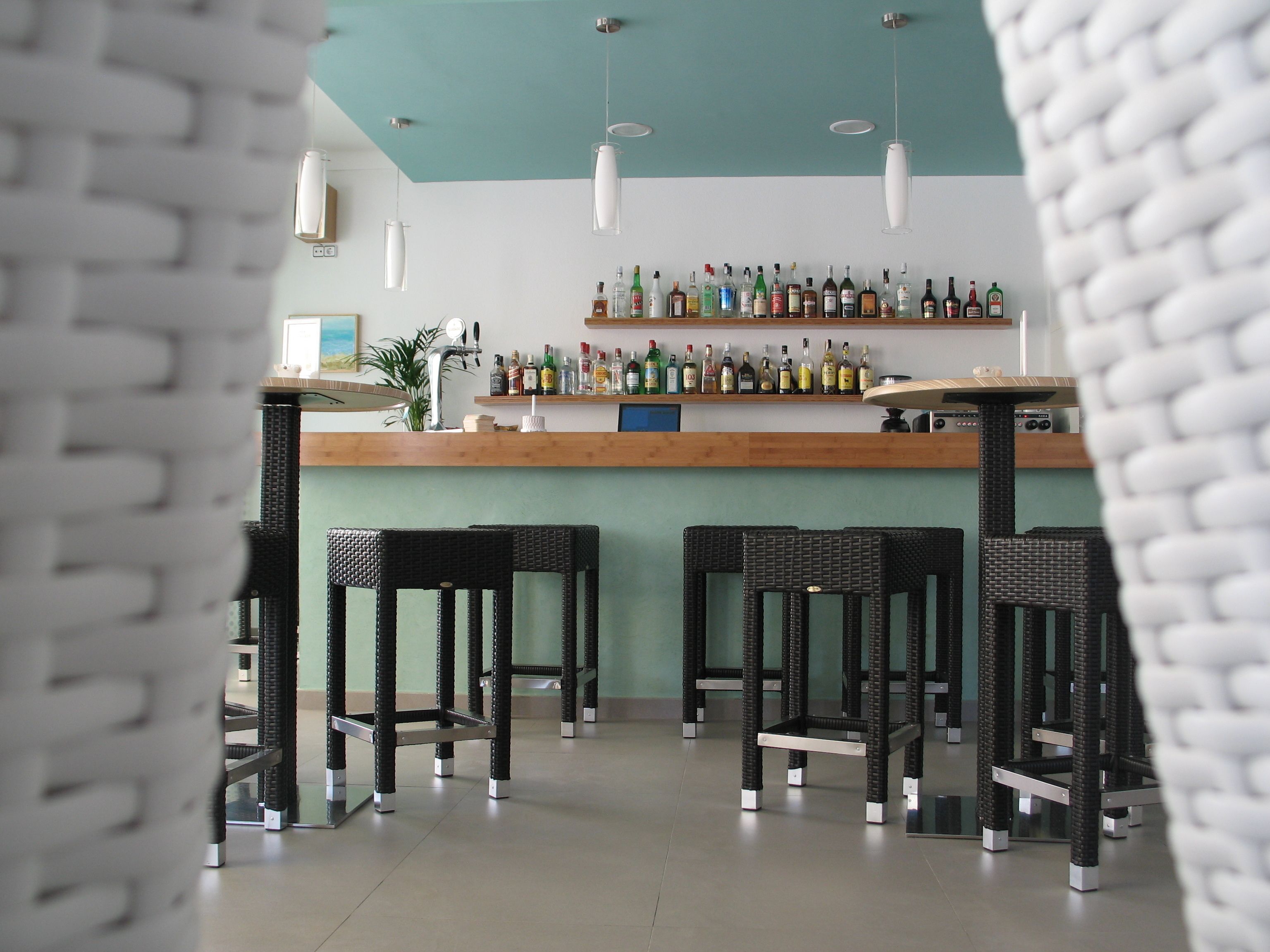 serves breakfast, lunch and dinner