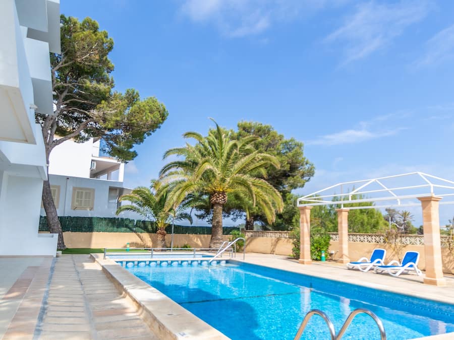 Seasonal outdoor pool, sun loungers