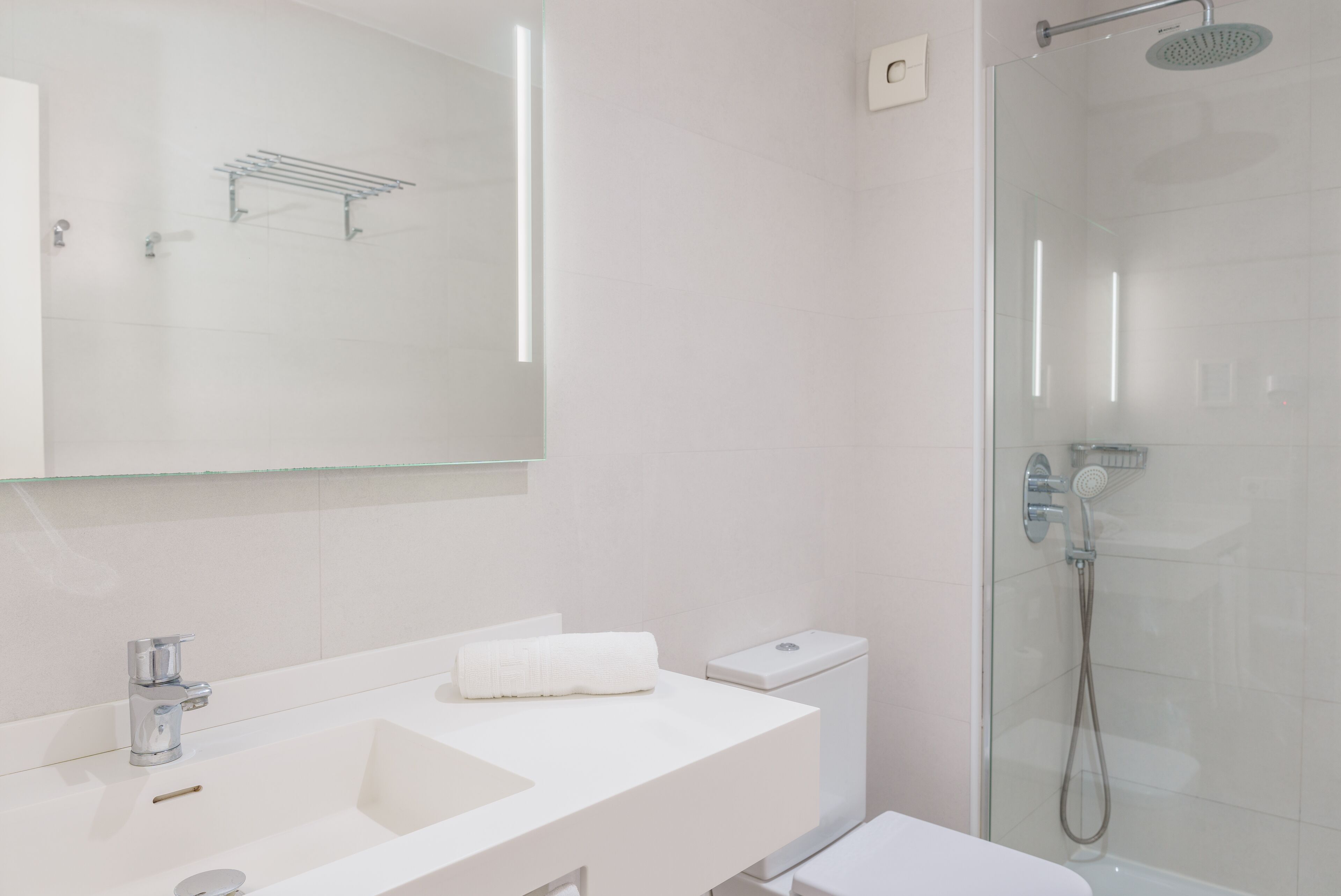 shower, hair dryer, towels, shampoo