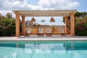 Seasonal outdoor pool, sun loungers - Apartamentos Andreas (Ses Salines)