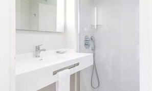 Căn hộ, 1 phòng ngủ, ban công | 1 phòng ngủ, bàn, màn/rèm cản sáng, bàn ủi/dụng cụ ủi quần áo 