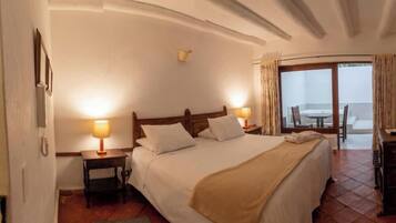 Suite, Hot Tub (Doble Con Jacuzzi.) | Egyptian cotton sheets, premium bedding, in-room safe, free WiFi