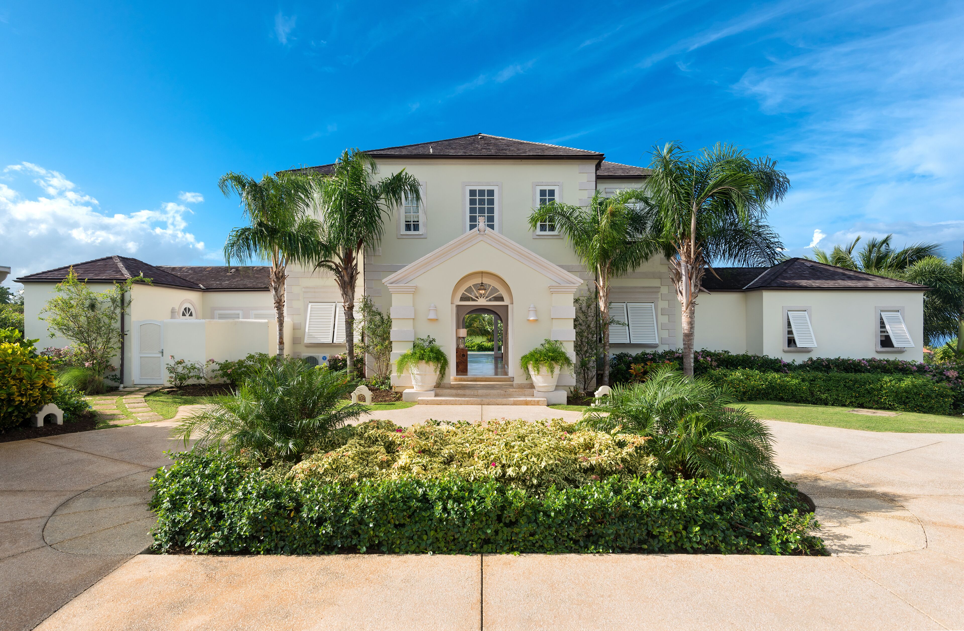 Vista frontal de la propiedad