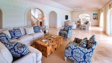 Villa Premium, alberca privada, vista al océano | Sala de estar | Televisión de plasma y reproductor de DVD