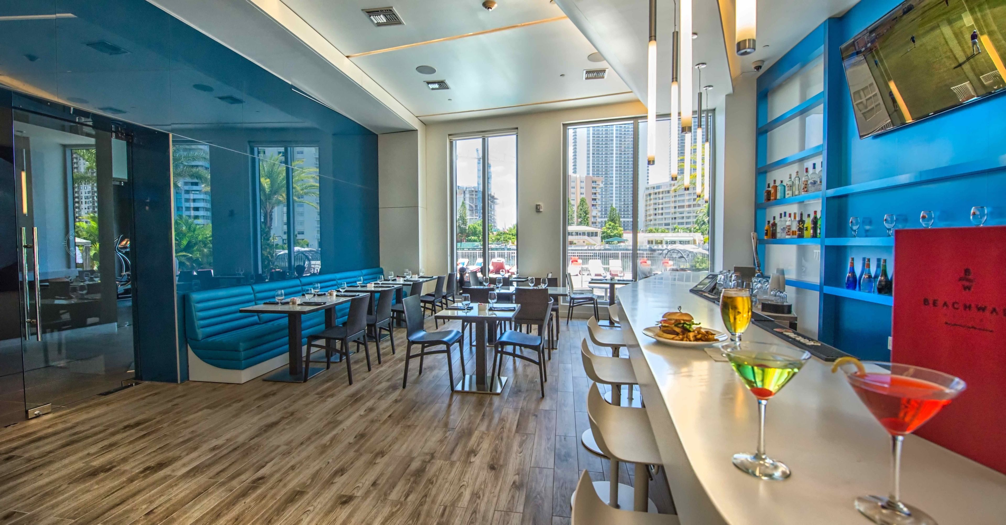 供應早餐、午餐和晚餐，美國料理，游泳池景觀