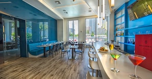 Frühstück, Mittagessen, amerikanische Küche, Blick auf den Pool