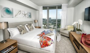 Zimmersafe, laptopgeeigneter Arbeitsplatz, Verdunkelungsvorhänge