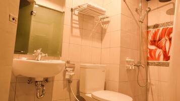 Chambre Deluxe | Salle de bain | Douche, articles de toilette gratuits, chaussons, serviettes fournies