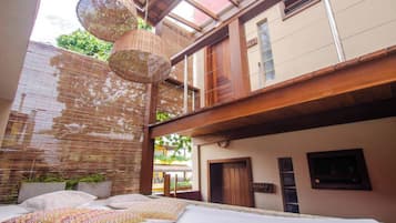 Habitación familiar | Área de sala de estar | Televisión de pantalla plana de 42 pulgadas con canales digitales