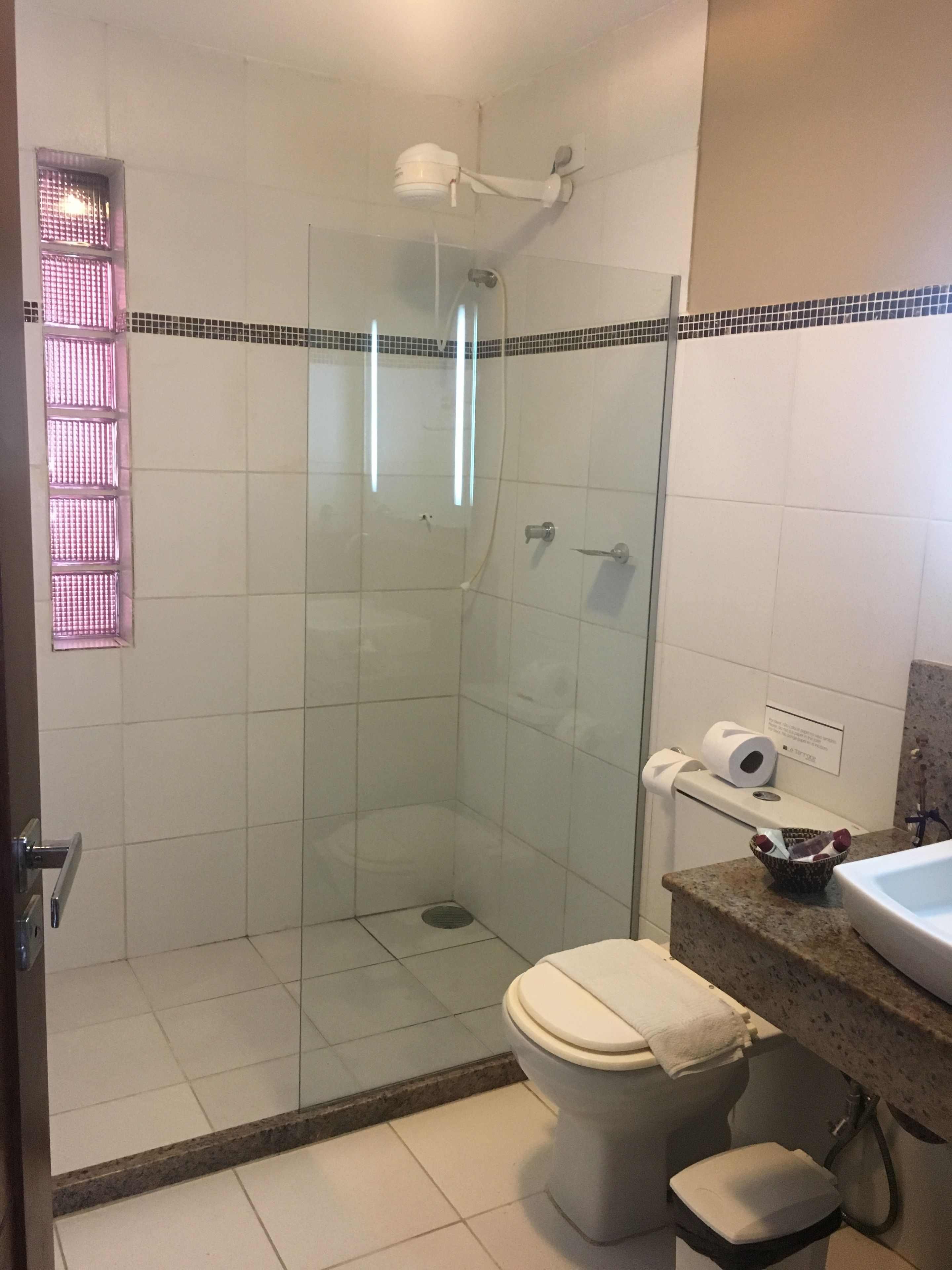 quarto com vista lateral  | bathroom | shower, hair dryer, towels