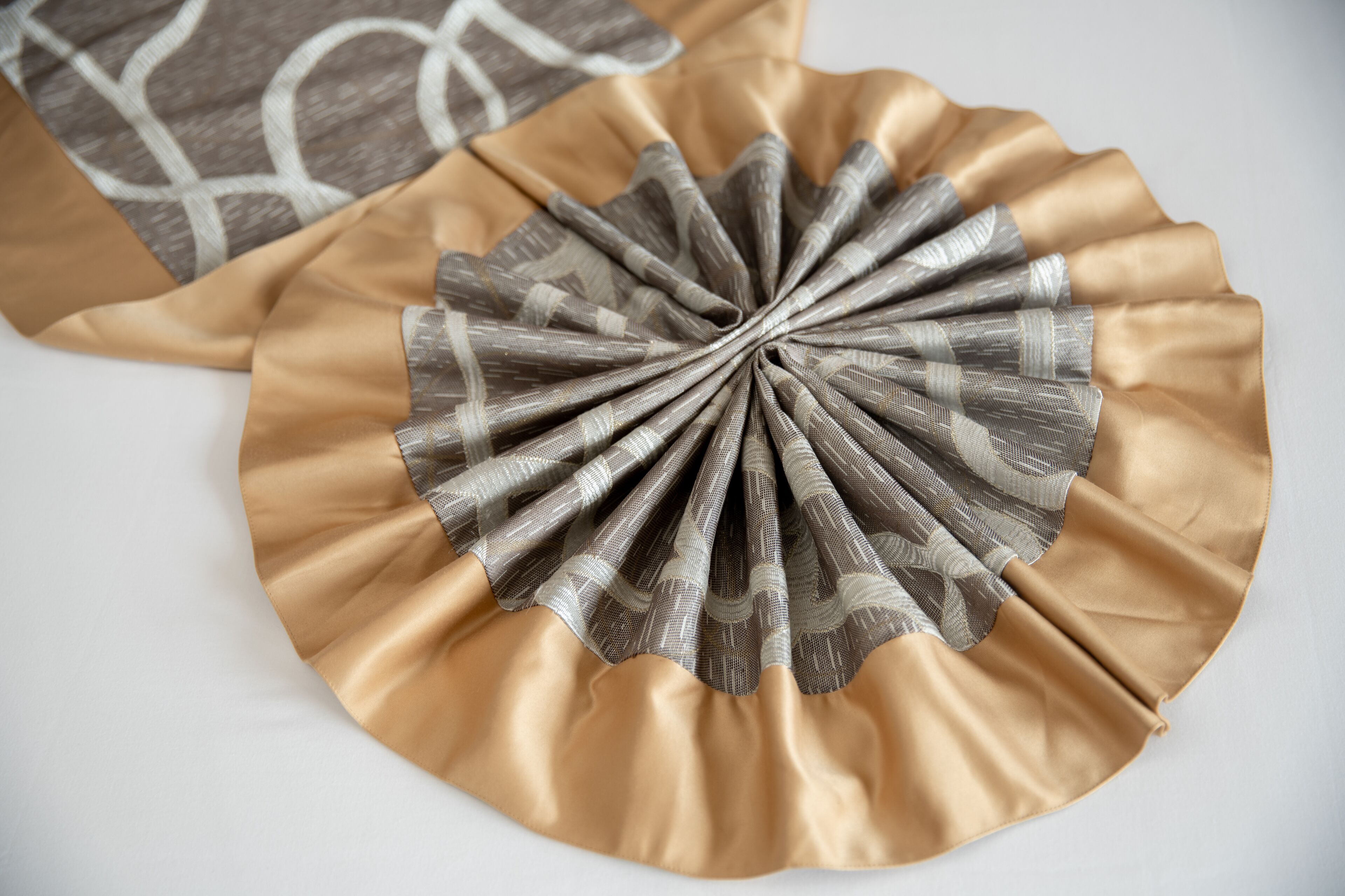Un tissu à motifs plissés, probablement utilisé à des fins décoratives.