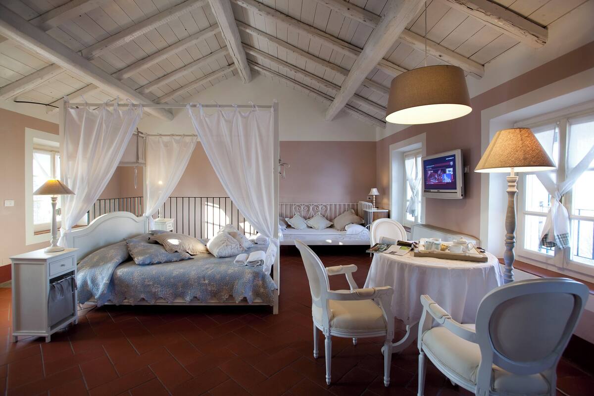 Premium bedding, desk, free WiFi