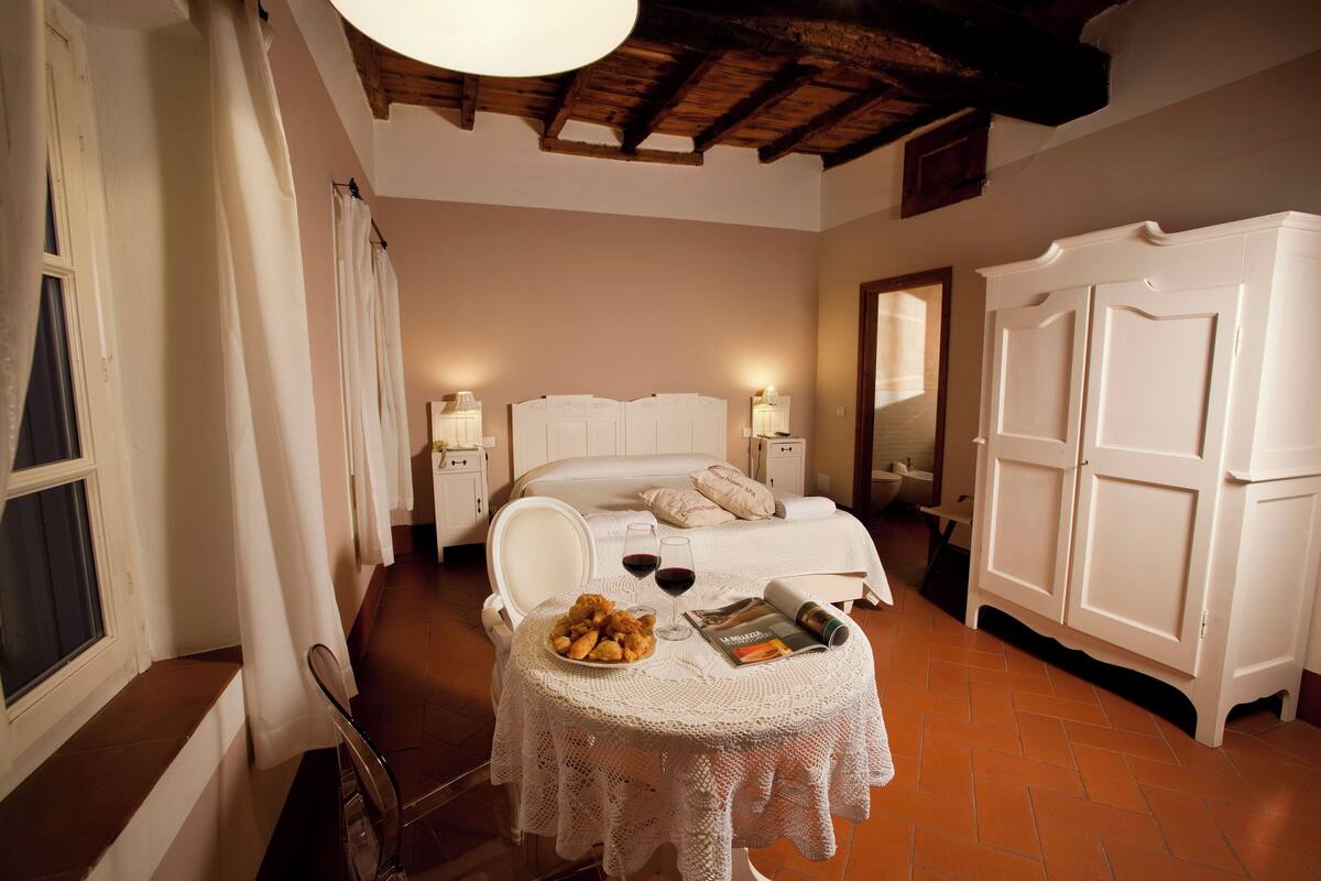 Premium bedding, desk, free WiFi