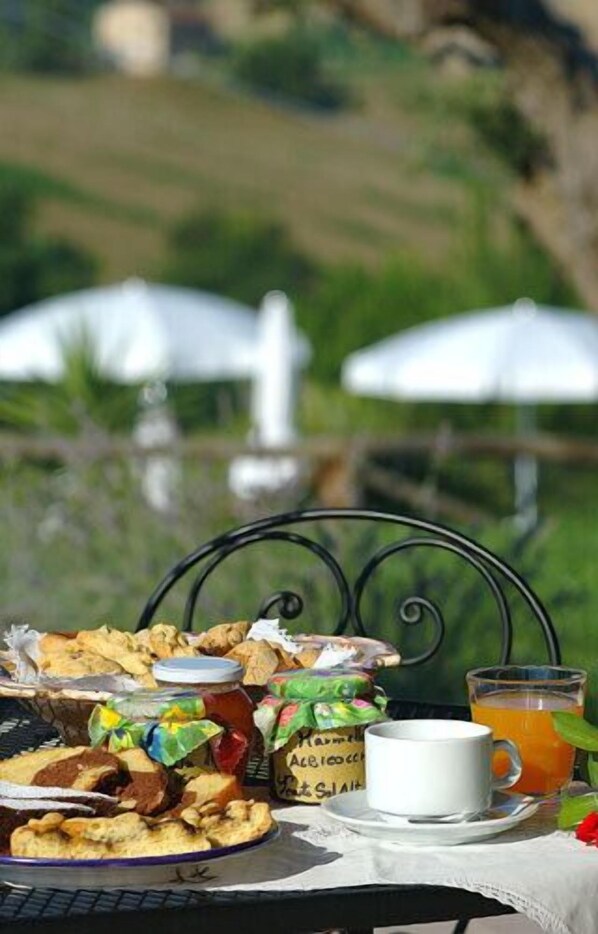 Outdoor dining - Agriturismo Sol Alto (Monsampolo del Tronto)