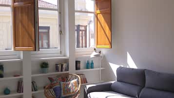 Family Apartment, 1 Bedroom | Ruang tamu | 40 inci televisyen skrin rata dengan satelit, TV