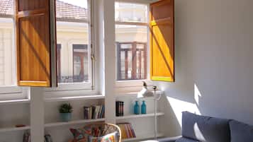 Apartemen Keluarga, 1 kamar tidur | Ruang keluarga | Televisi layar datar 40-inci dengan saluran TV satelit dan TV