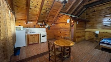 Chalet, 1 très grand lit, foyer | Cuisine privée | Réfrigérateur grande capacité avec congélateur, surface de cuisson
