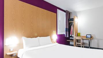 Escritorio, insonorización, wifi gratis y ropa de cama