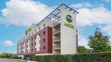 Vista frontal de la propiedad