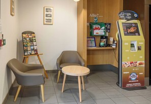 Lobby sitting area - B&B HOTEL Toulouse Purpan Zénith (Toulouse)