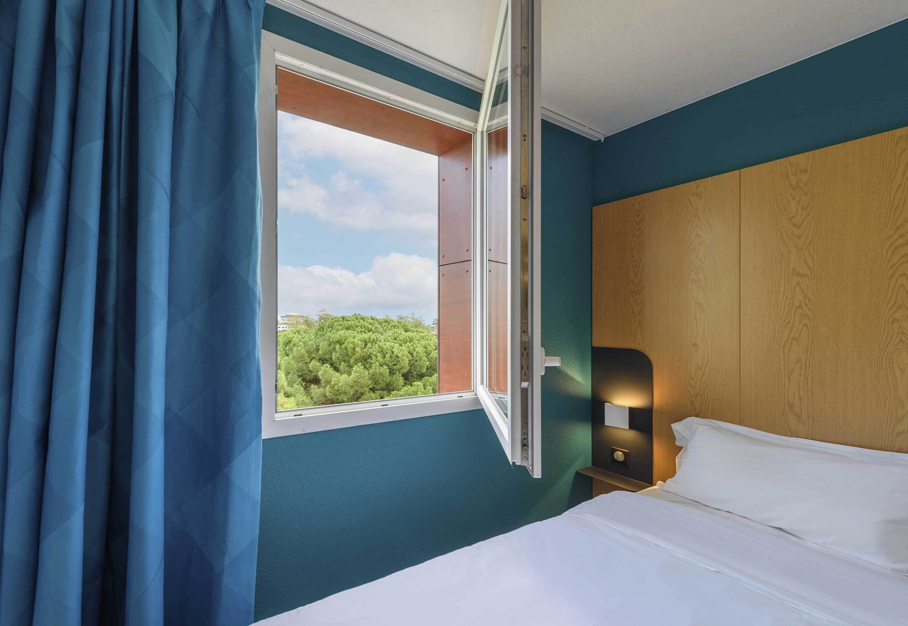 Bàn, phòng cách âm, truy cập Internet không dây miễn phí 