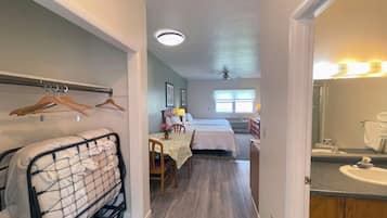 1 Bedroom Suite | Desk, cribs/infant beds, rollaway beds, WiFi