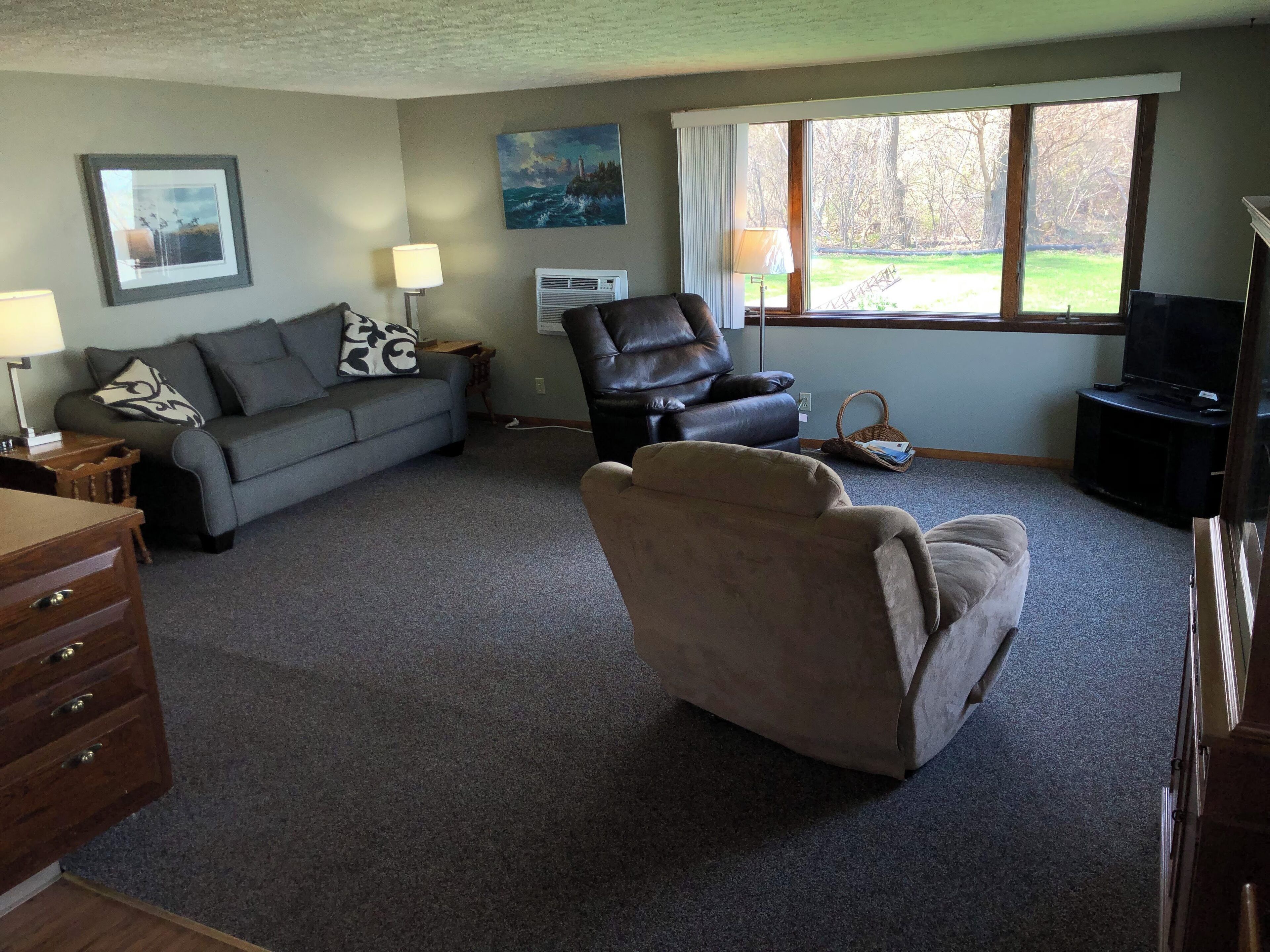 House | Living room | 26-inch TV with digital channels