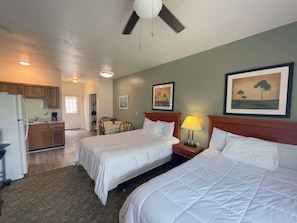 Escritorio, cunas, camas plegables/adicionales y ropa de cama