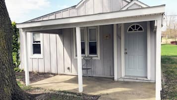 1 Bedroom Home | Desk, cribs/infant beds, rollaway beds, bed sheets