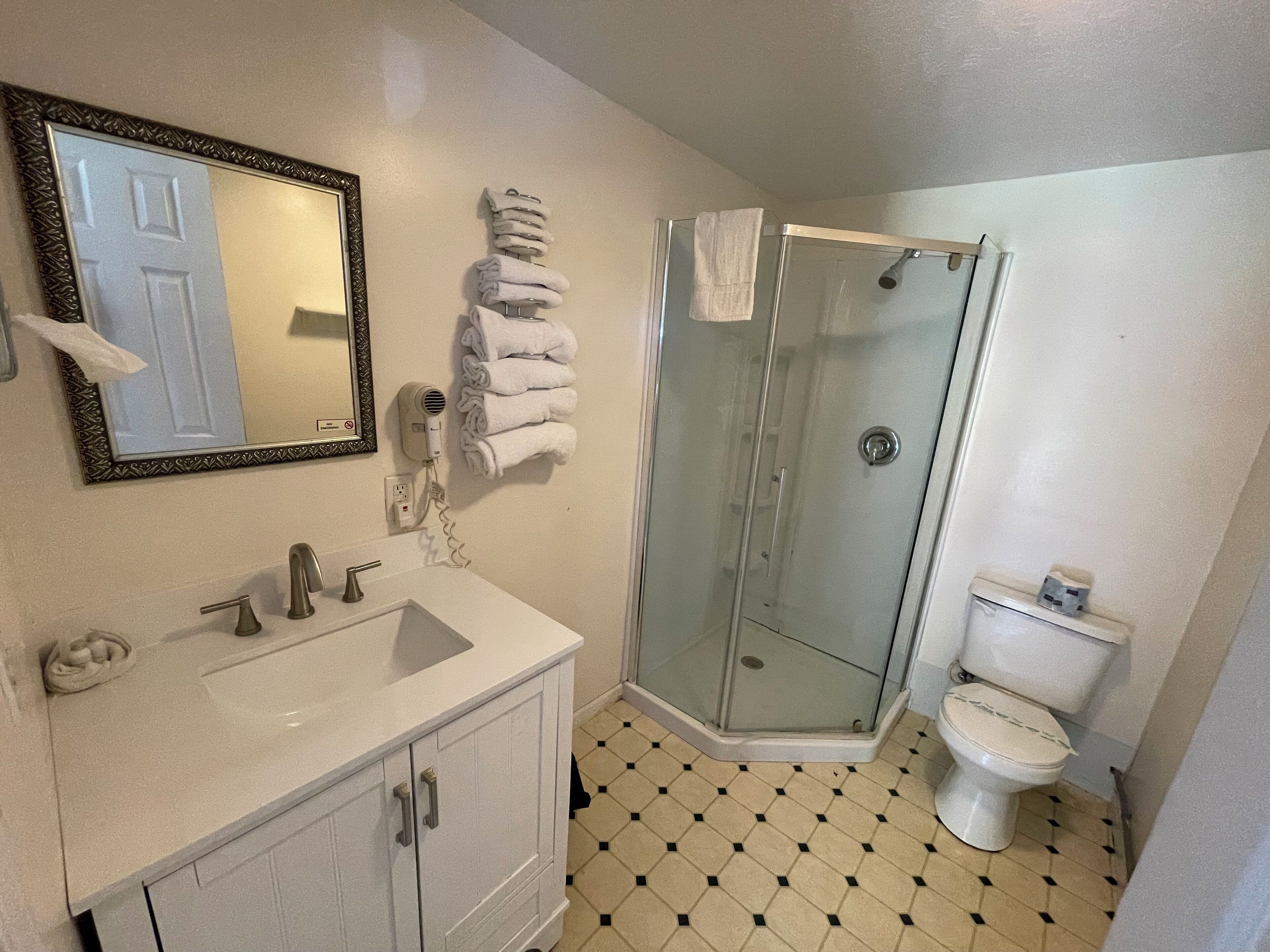 Maison | Salle de bain | Ensemble douche/baignoire, articles de toilette gratuits, sèche-cheveux