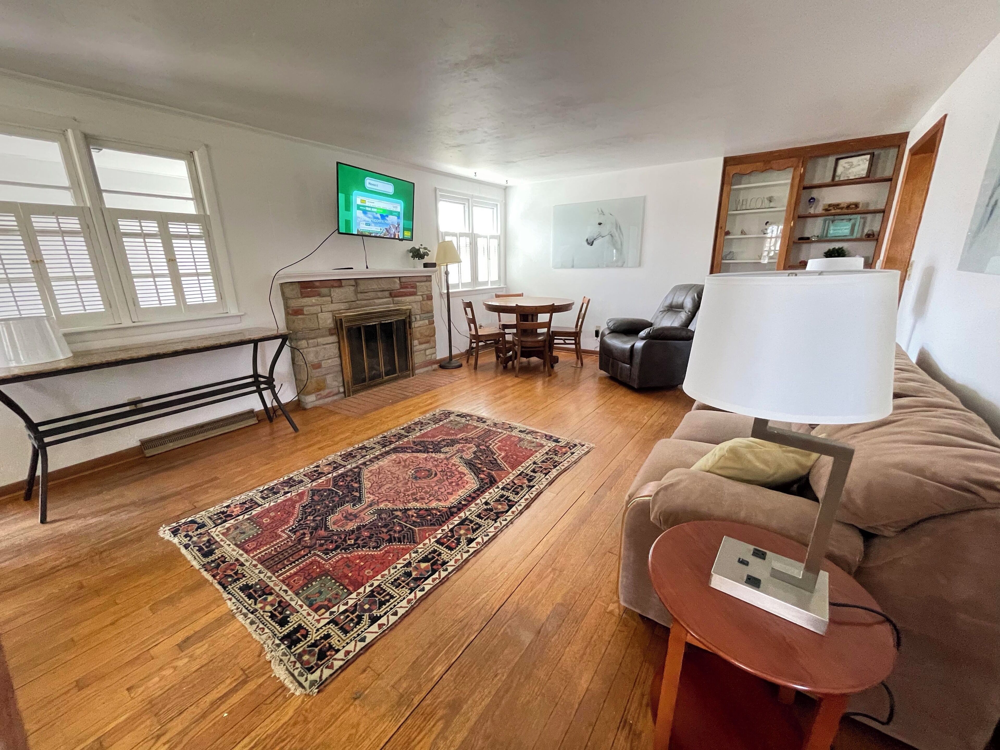 House | Living area | 26-inch TV with digital channels