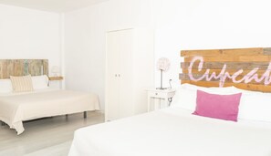 Quadruple Room, Private Bathroom | In-room safe, individually decorated, desk, iron/ironing board - Dulces Dreams Boutique Hostel (Málaga)