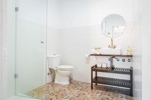 Quadruple Room, Private Bathroom | Bathroom | Shower, free toiletries, hair dryer, towels - Dulces Dreams Boutique Hostel (Málaga)
