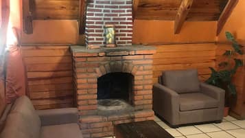 Chalet, 1 chambre, foyer | Salle de séjour | Téléviseur de 32 po avec télévision par câble, foyer