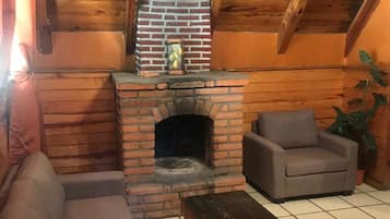 Chalet, 1 habitación, chimenea | Sala de estar | Televisión de 32 pulgadas con canales por cable y chimenea 