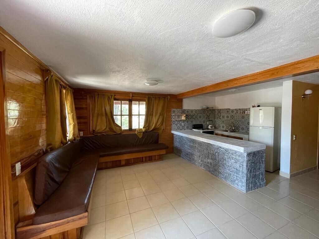 Cabaña, 2 habitaciones, chimenea | Área de sala de estar | Televisión de 32 pulgadas con canales por cable y chimenea 