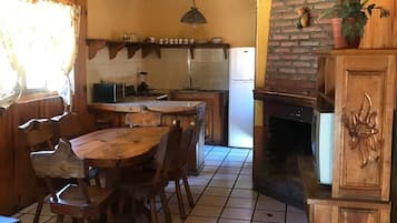 Cabaña, 2 habitaciones, chimenea | Comedor