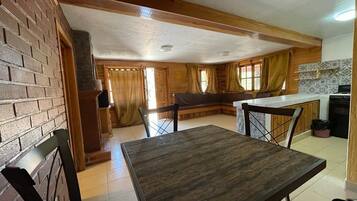 Cabaña, 2 habitaciones, chimenea | Área de sala de estar | Televisión de 32 pulgadas con canales por cable y chimenea